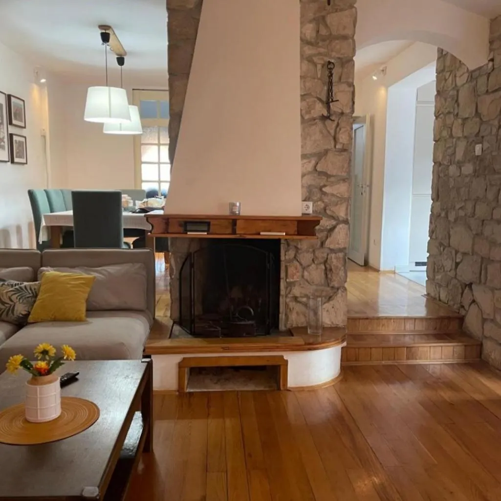 House In Pula City Center Near The Beach בית נופש