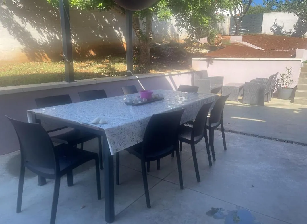House In Pula City Center Near The Beach בית נופש